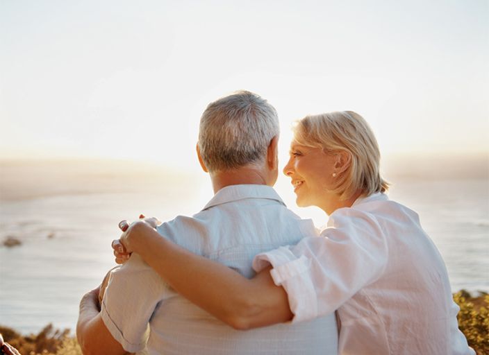 Pareja mirando el atardecer.