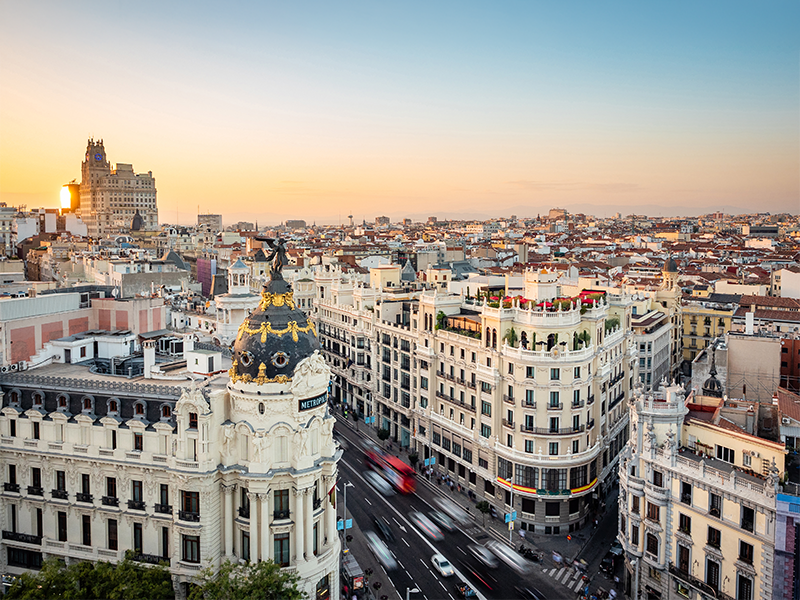 La Gran Vía de Madrid al atardecer.