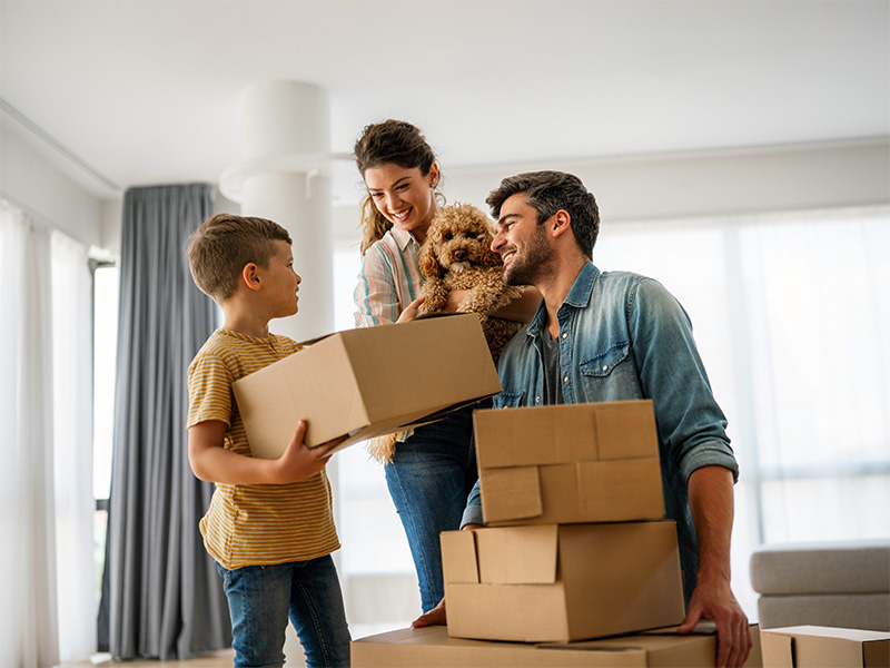 Familia con cajas de mudanza en su nueva vivienda