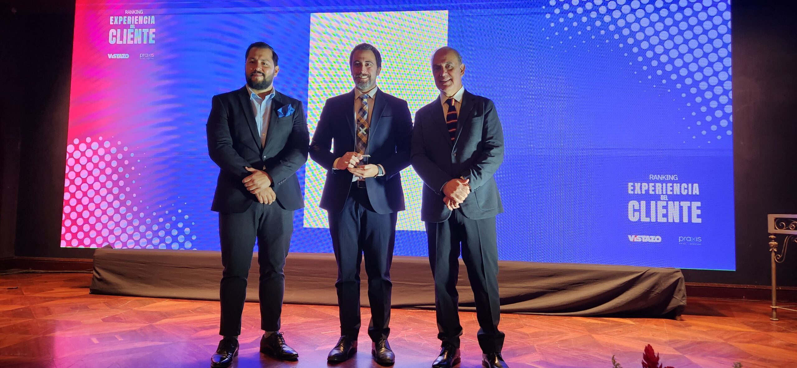 El trabajo en equipo se premia: Nuestro servicio al cliente es reconocido por Praxis Human Xperience Ecuador y la Revista Vistazo 