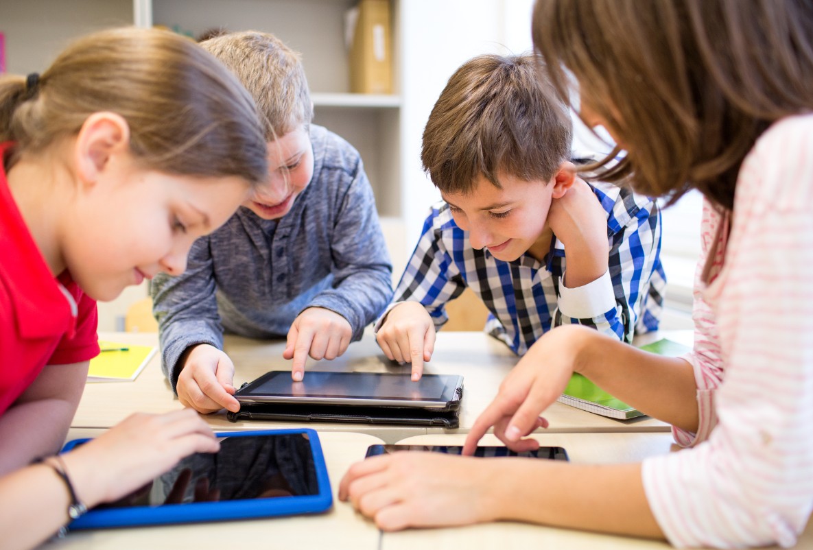 Navegando en la era digital: dispositivos electrónicos y la infancia