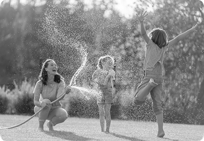 familia jugando en jardín