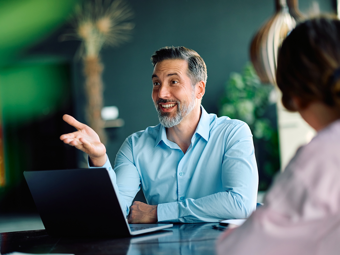  Empresario conversa con su equipo en una reunión.