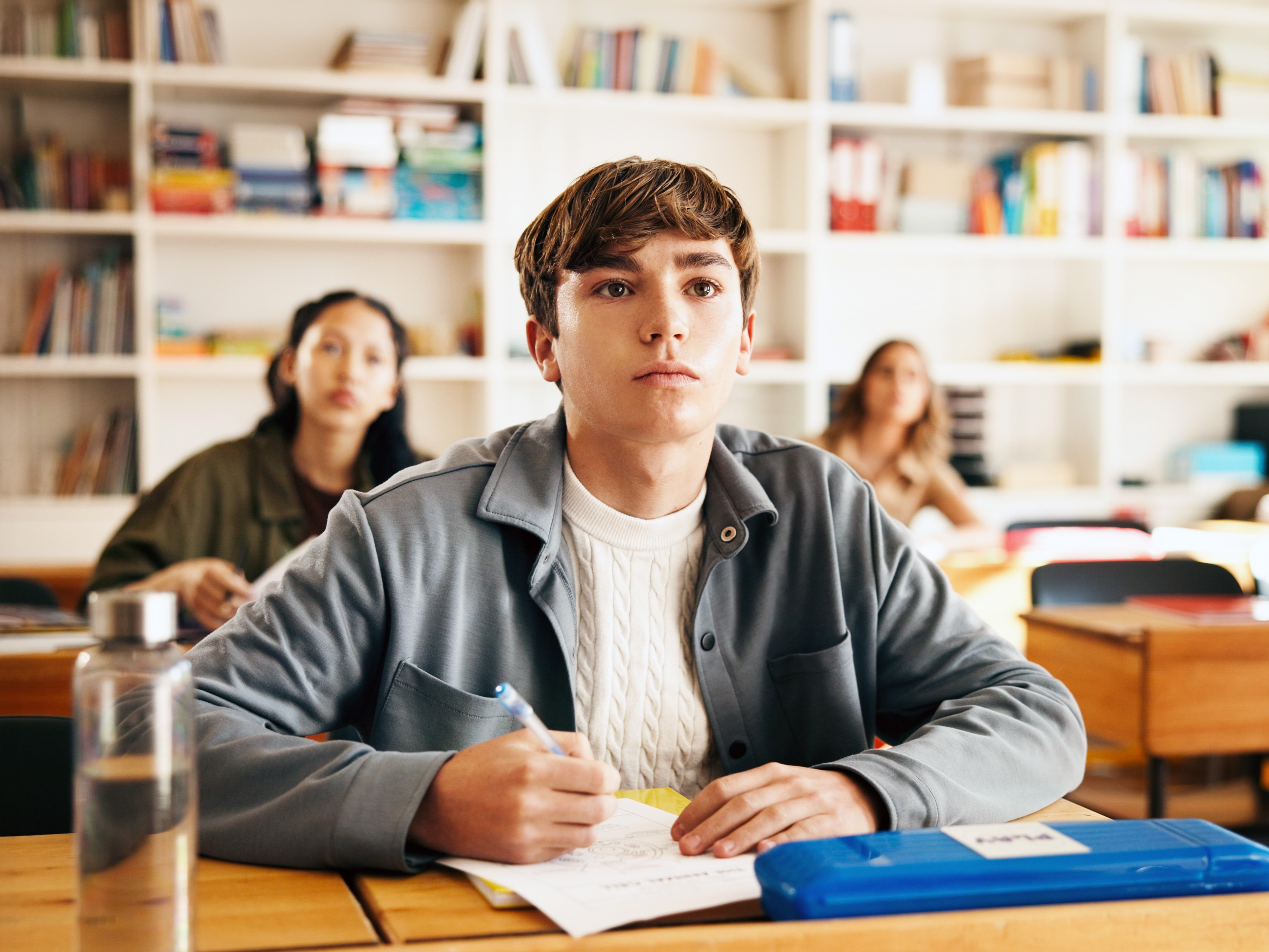 Estudiantes adolescentes atendiendo en la escuela
