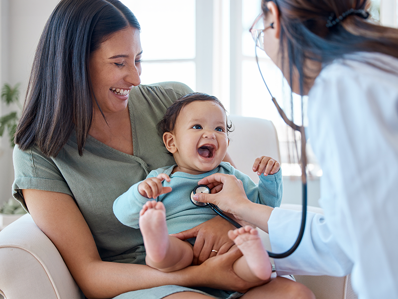 Bebé sonriendo durante una consulta médica