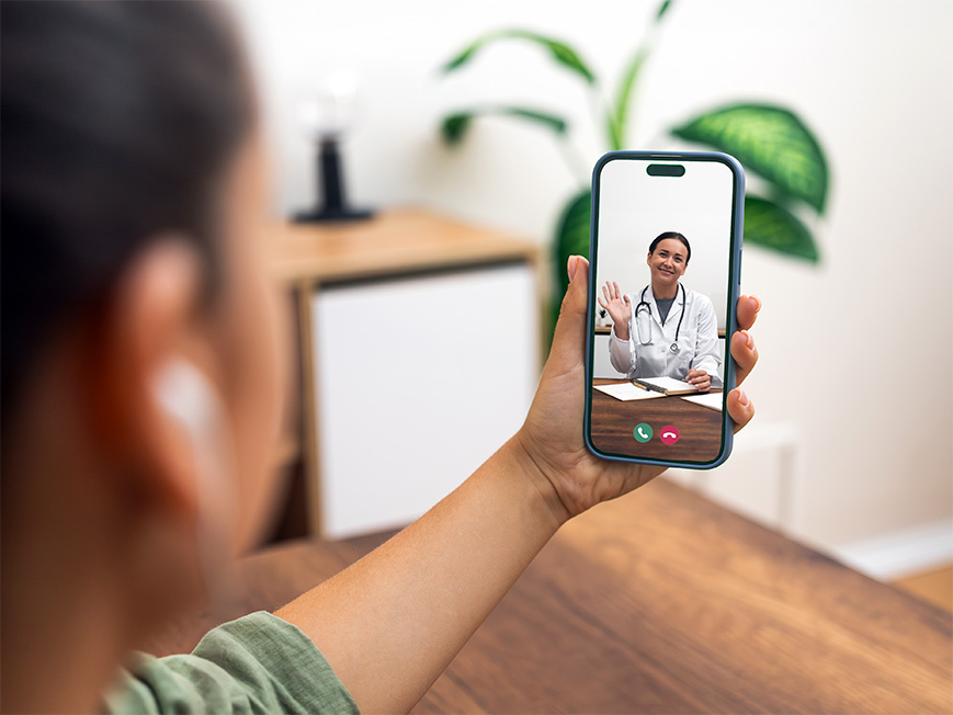 Mujer haciendo una videollamada con el medico desde casa.